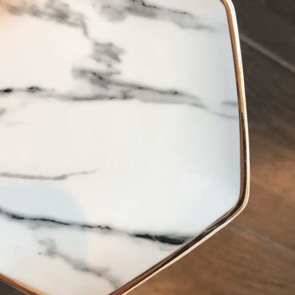 SOLDFaux marble ceramic ring dish with gold edging - Picture 5 of 5